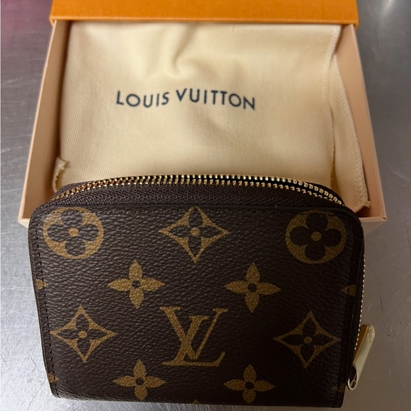 Louis Vuitton Handbags - Louis Vuitton monogram zippy wallet NEW in box